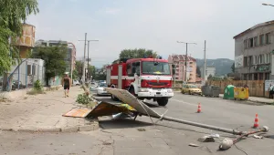 ТИР събори стълб в Благоевград (СНИМКИ)