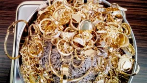 Митничари откриха на 1 кг злато в бельото на двама мъже