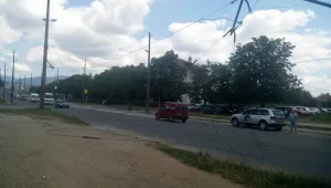 Тир скъса жиците на тролейбусната мрежа в Казанлък
