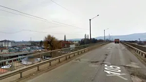 Надлез пред разпад вдигна Гара Елин Пелин на протест