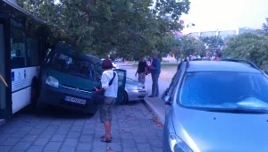 Автобус на градския транспорт в Пловдив удари няколко коли