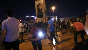 Истанбул: Армията стреля, за да разпръсне поддръжници на Реджеп Ердоган