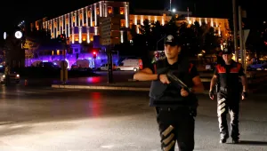 17 полицаи бяха убити в Анкара, армията свали хеликоптер на метежниците 