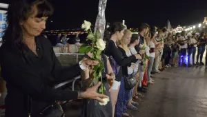 От ръка на ръка: Цветя в памет на жертвите в Ница (ВИДЕО)