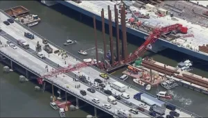 Кран падна върху мост в Ню Йорк