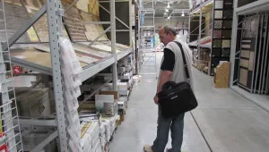 Търсят опасни лепила и плочки в магазини и складове в страната