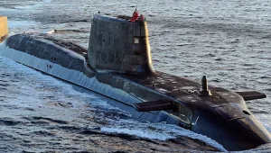 Британска ядрена подводница удари търговски кораб