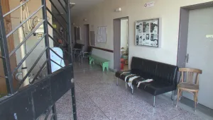 Лекари в поликлиники работят сред падаща мазилка и мухъл