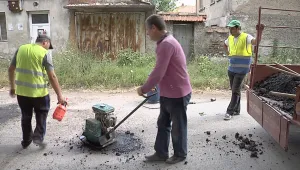 Кмет на град в Сливенско ремонтира улици сам