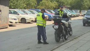 Полицаи проверяват съмнителни коли и лица в „Модерно предградие”