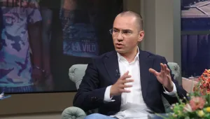 Ангел Джамбазки написа „еватназия” под снимката на задържаните роми в Асеновград