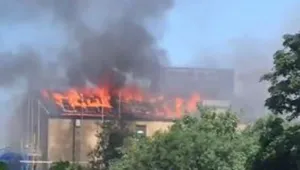 Горя недовършена жилищна сграда в Източен Лондон (СНИМКИ и ВИДЕО)