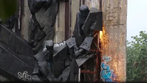 Недоволството срещу премахването на паметника пред НДК продължава