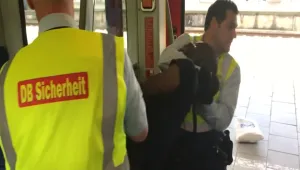 Агресия в Мюнхен: Охранители в метрото избутват чернокож мъж от влак (ВИДЕО)