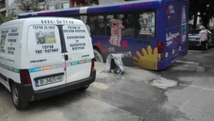 Автобус на градския транспорт пропадна в дупка на пътя във Варна