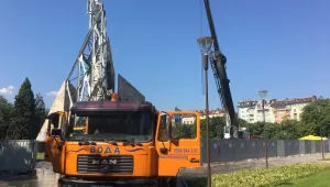 Защо изгоря кранът до паметника на НДК?
