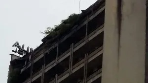 Рухна част от покрива на хотел в Смолян (ВИДЕО)