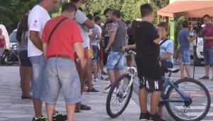 Втори ден продължава протестът в Бяла в подкрепа на пребития младеж