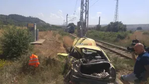 Влак удари такси в Кочериново