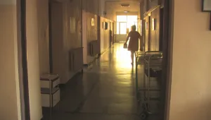 Мъж нападна акушерка, искал да види бебето си веднага