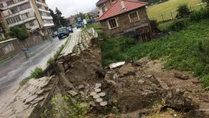 Паднала подпорна стена затрудни движението в Смолянско 