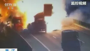 Ван се взриви на магистрала в Китай, след като се вряза в камион