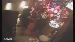 Група с ножове и електрошокови палки нападна персонала на бар в Созопол