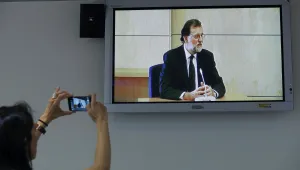 Испанският премиер не знаел за черна каса в партията си