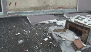 Изолационна стена падна от сграда заради силен вятър в Севлиево