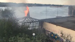 Пожар горя на брега на Дунав в Русе (ВИДЕО)