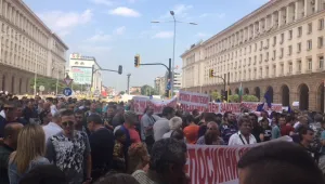 Малките бензиностанции пак са под прозорците на властта