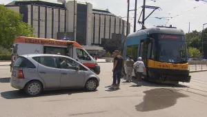 Трамвай и кола се удариха до НДК