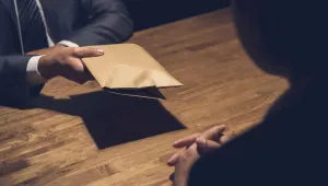 Антикорупционната комисия проверява висш държавен служител за злоупотреби и подкупи
