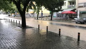 Проливен дъжд отново наводни улици в Стара Загора (ВИДЕО)