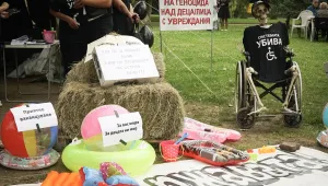 Майките на деца с увреждания изпратиха депутатите с подаръци за ваканцията (ОБЗОР)
