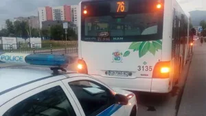 Кола удари автобус на градския транспорт в София, трима пострадаха (СНИМКИ)