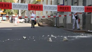 Парче мазилка рухна върху тротоар в центъра на София 