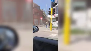 Запали се покривът на пицария в центъра на София
