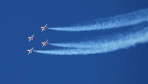 Швейцарски самолети изнесоха въздушно шоу пред грешната публика