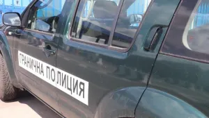 Полицаите, блъснати от жена в Бургаско, са без опасност за живота