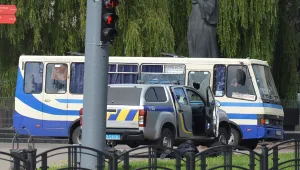 Въоръжен мъж взе 20 души за заложници в Украйна