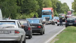 Катастрофа между моторист и автобус затрудни движението по пътя Русе-Разград