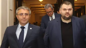„Ние не изхвърляме приятелите“: ДПС е плътно зад Пеевски 