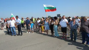 Жители на села в Разградско излязоха на протест заради лоши пътища