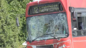Автобус на градския транспорт се заби в стълб в Бургас