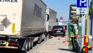 Кола удари два камиона и пешеходец в София