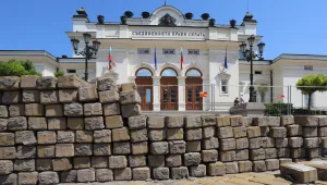 Народното събрание остана без депутати… и без жълти павета (ГАЛЕРИЯ)