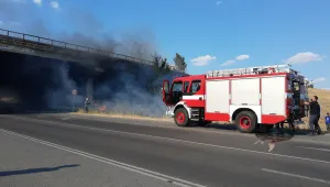 Кола се блъсна в колоните на надлез в Стара Загора и изгоря
