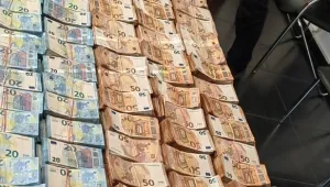 Митничари откриха близо 1 милион евро в кухини на микробус (СНИМКИ)