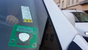 Нов законопроект: Ще отпаднат ли стикерите от предното стъкло на автомобилите?
